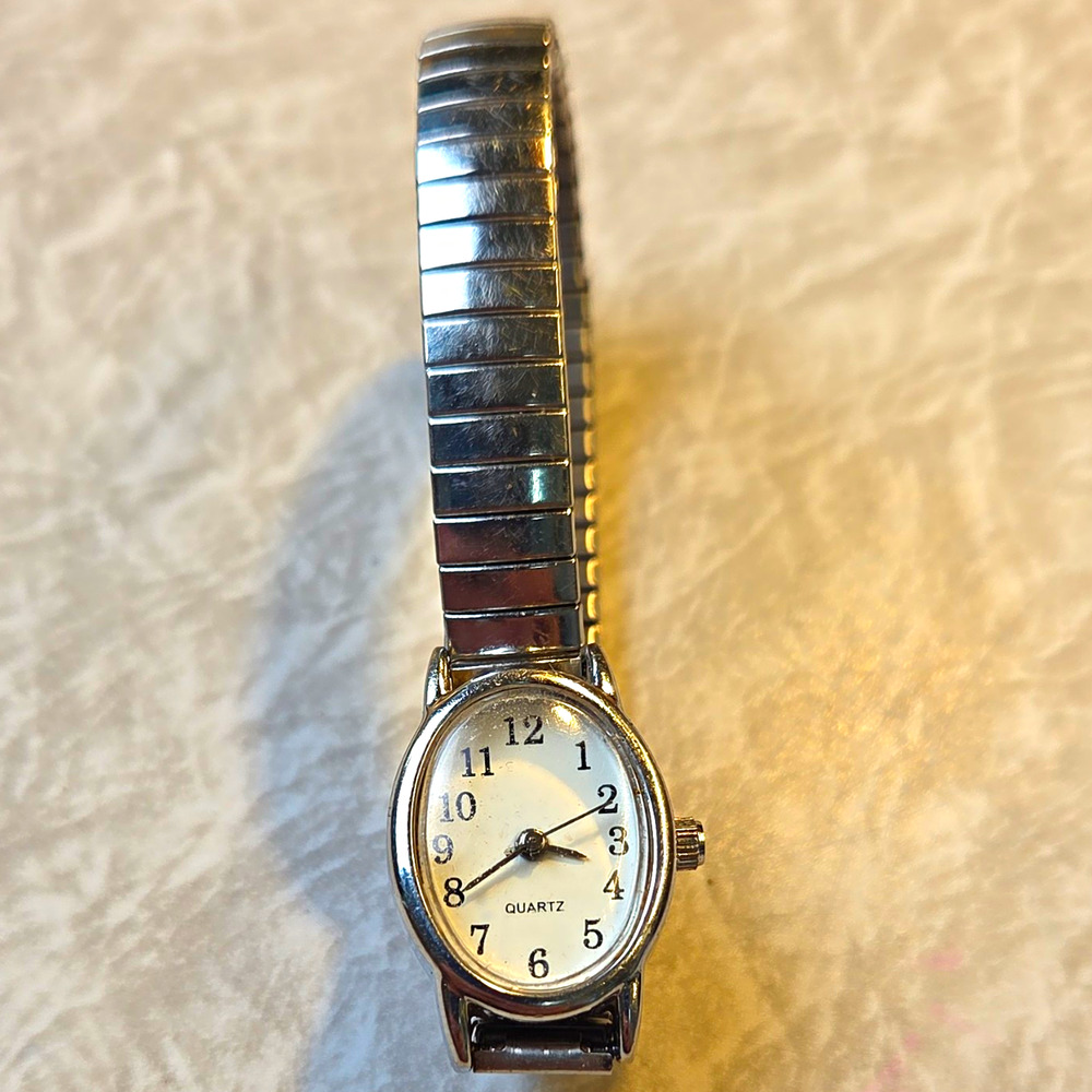 Women’s Quartz Analog Oval Watch White Dial Arabic Numerals Silver Expansion